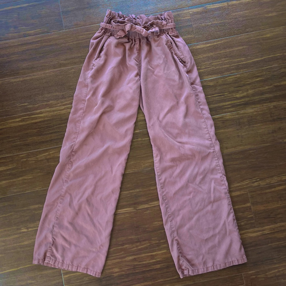 Cinched waist, tied pants